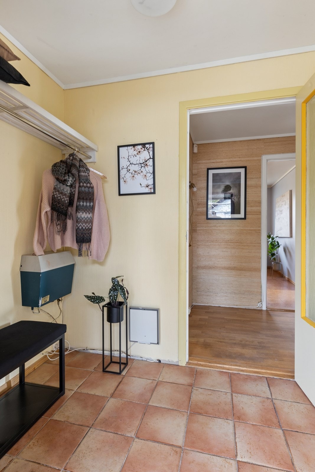 Praktisk entré med flislagt gulv og plass til oppbevaring av yttertøy. Galleribilde