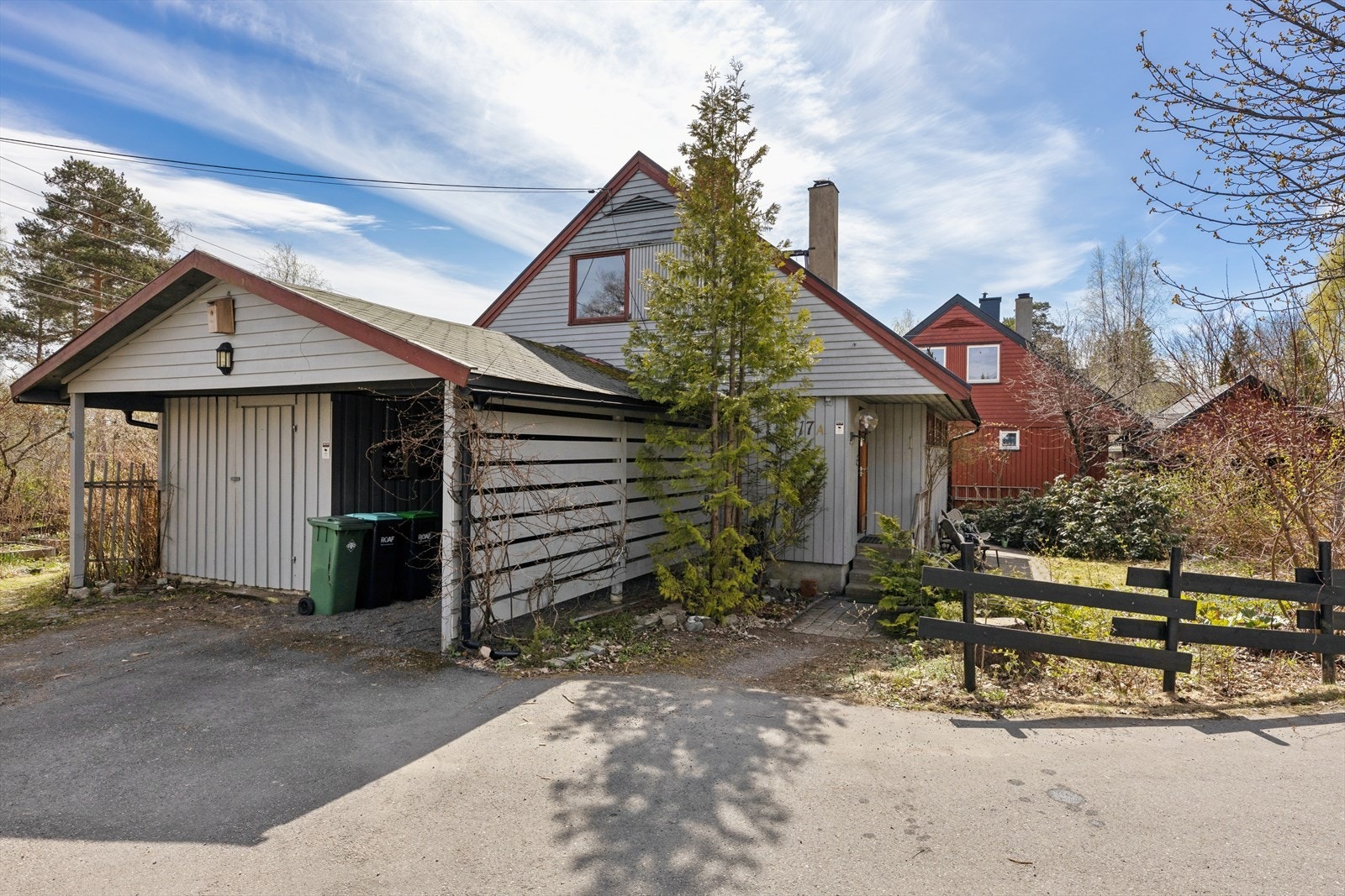 Parkering i carport og i egen asfalterte gårdsplass. Carporten er ikke godkjent, se mer pkt. ferdigattest. Galleribilde