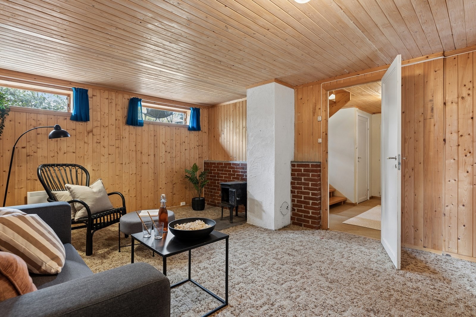 Her er det plass til å innrede med en stor sofagruppe og TV- møblement. I tillegg gir en egen peisovn varme til rommet. Galleribilde