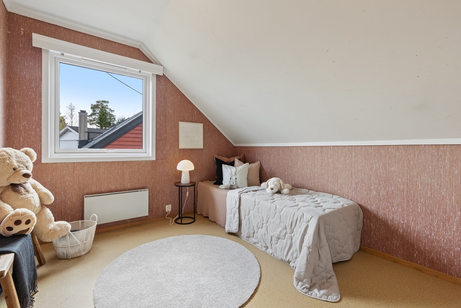 Boligens tredje soverom har også en fin størrelse, med plass til seng og oppbevaring. Galleribilde