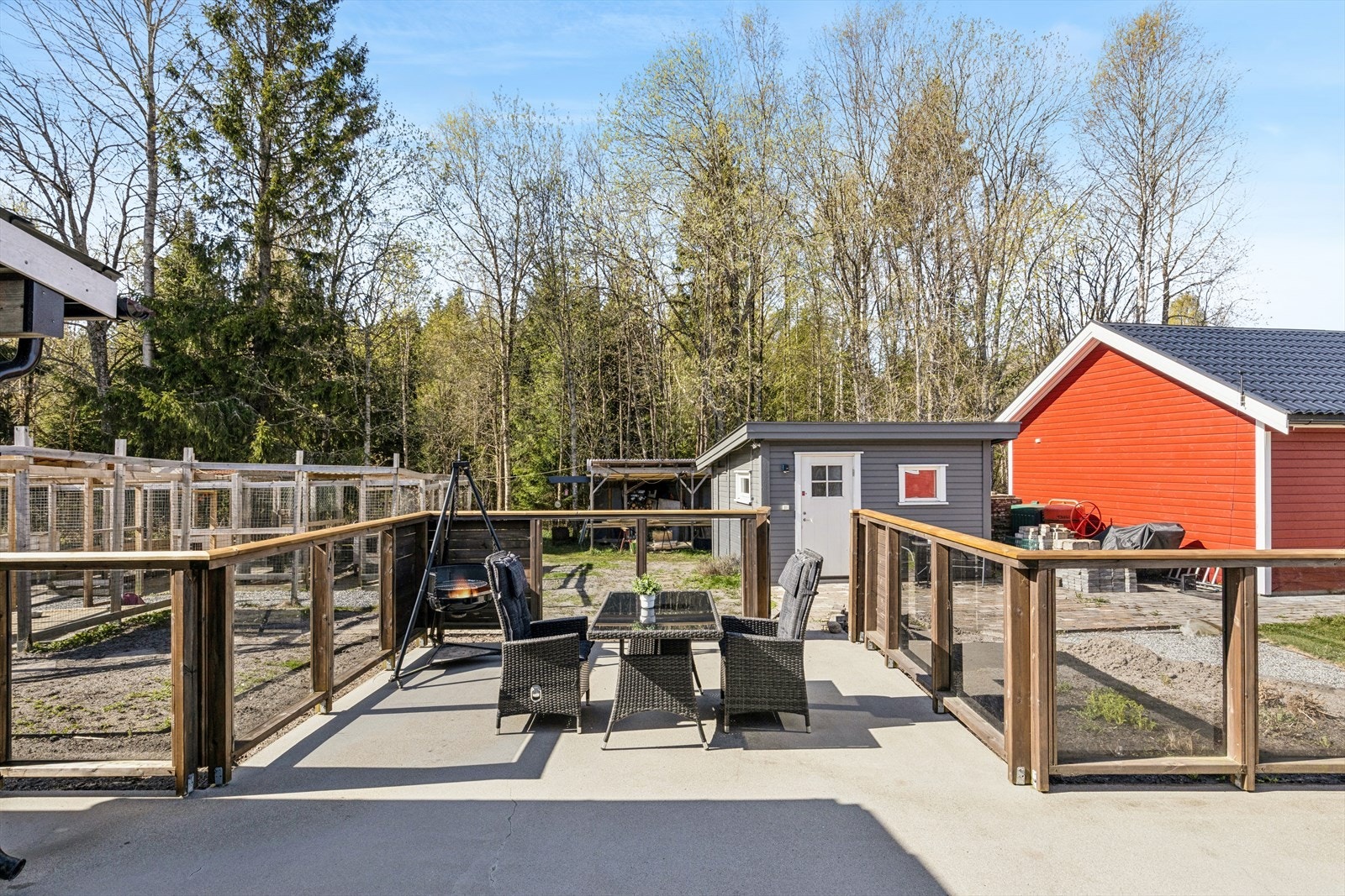 Uteplassen er rammet inn og gir en fin overgang til hagen. Galleribilde
