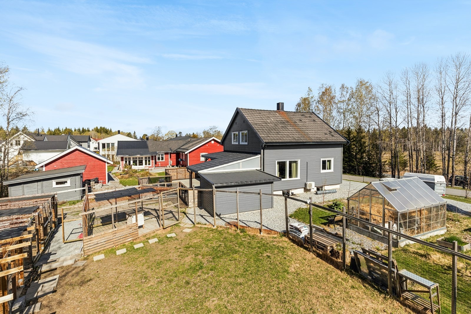 Eiendommen ligger i et barnevennlig og populært område med kort vei til skoler, barnehager og Ås sentrum. Galleribilde