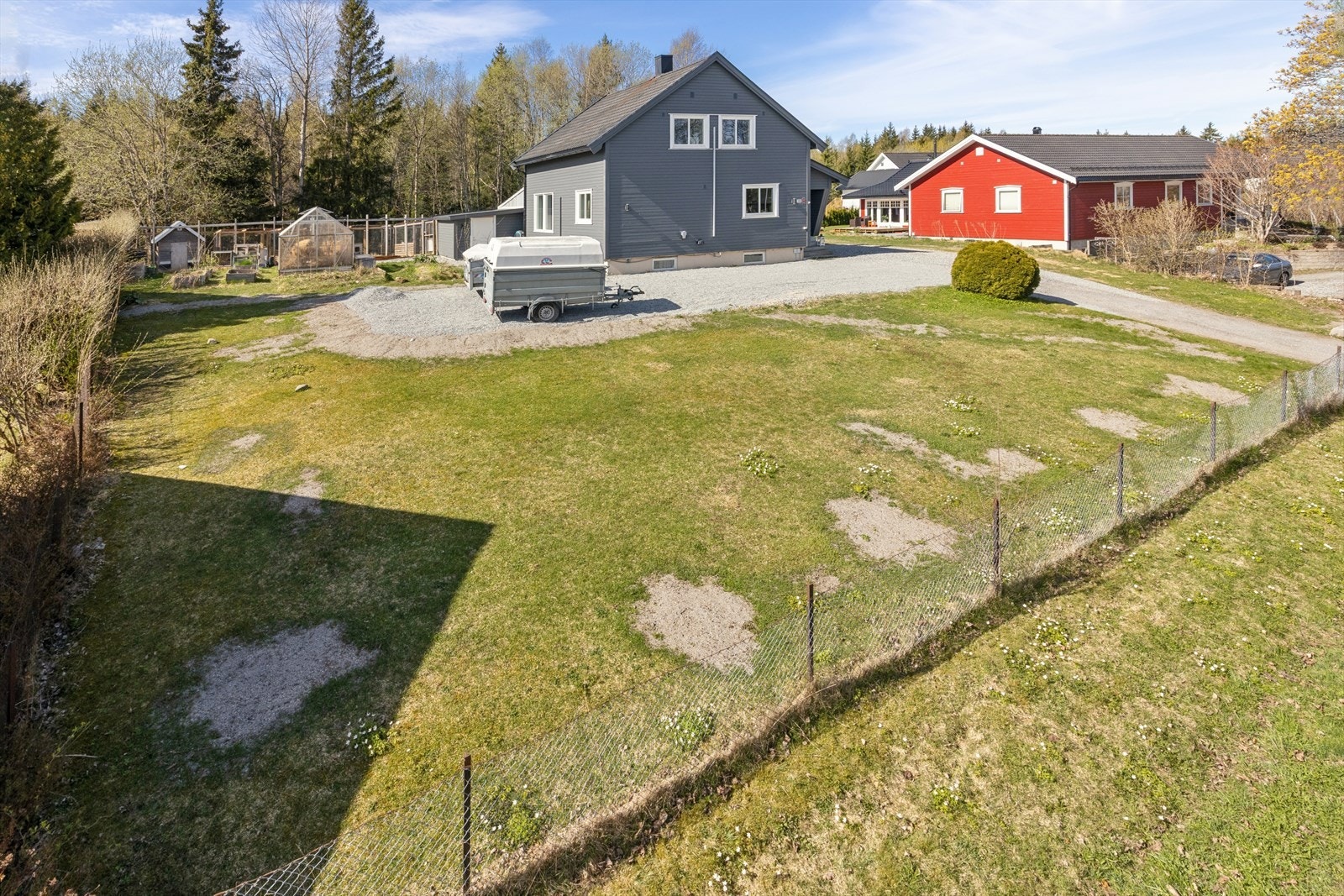 Velholdt og innholdsrik familiebolig på romslig tomt i landlige omgivelser nær sentrum. Galleribilde