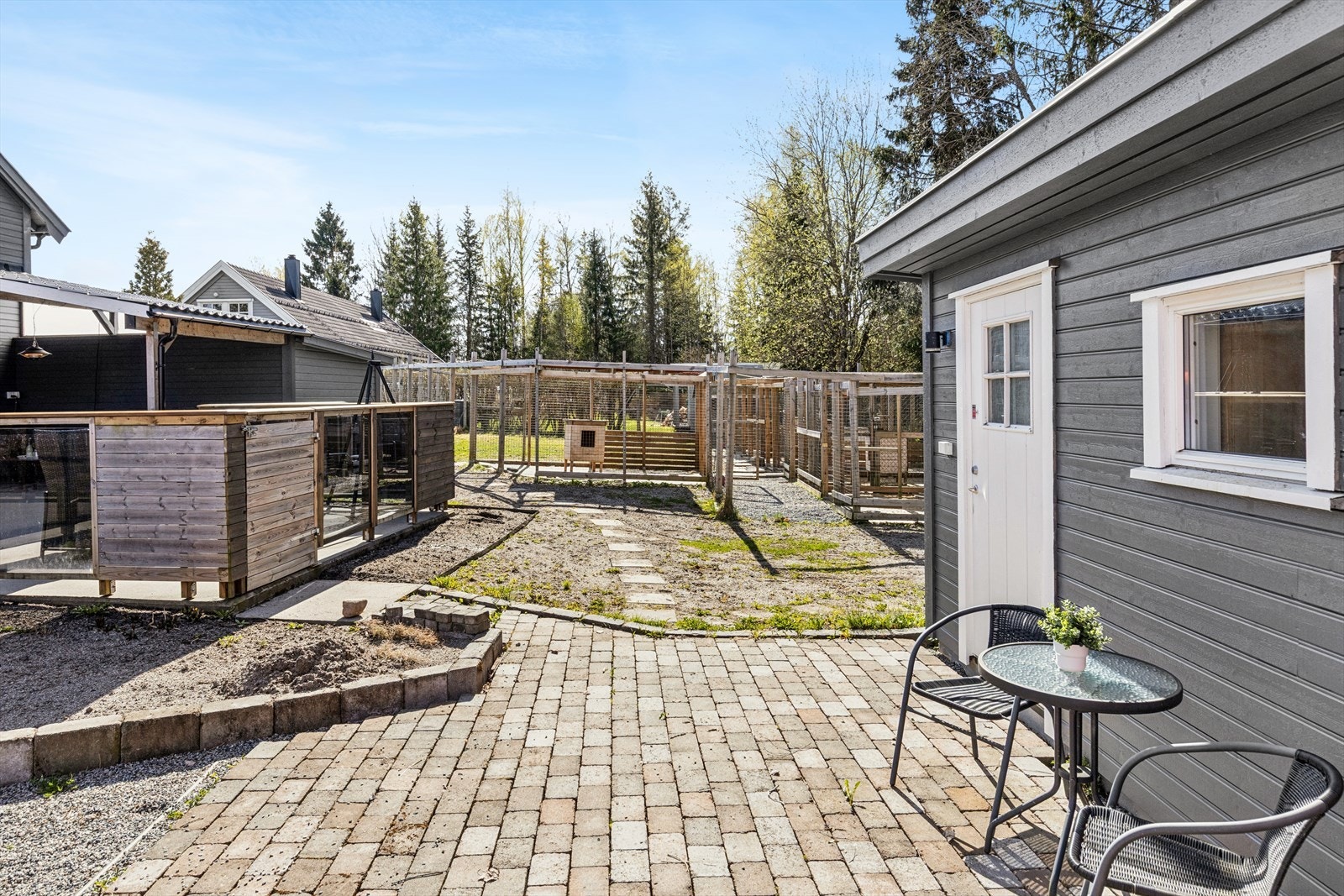 Uteområdet er pent opparbeidet med en kombinasjon av terrasse, belegningsstein og hage. Galleribilde