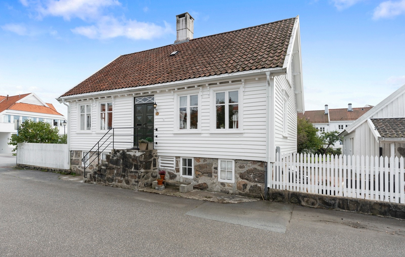 Boligen har en flott beliggenhet i en rolig gate og har et innbydende inngangsparti. Galleribilde