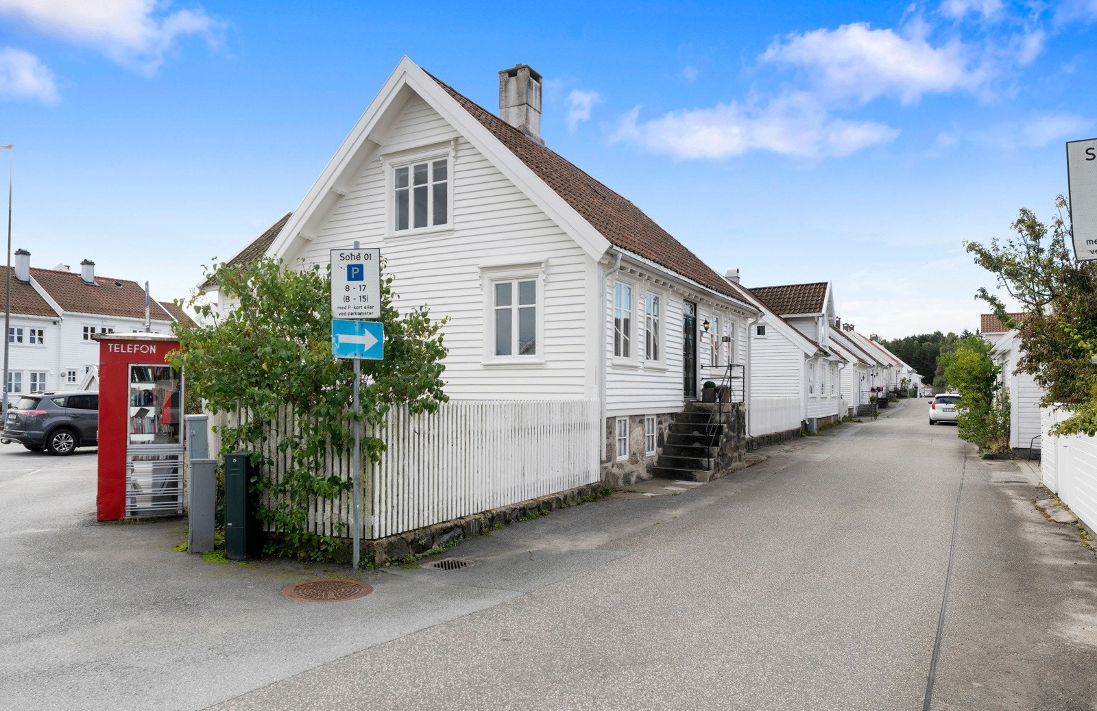 Eiendommen ligger på hjørnetomt midt i kjernen av Mandal. Galleribilde