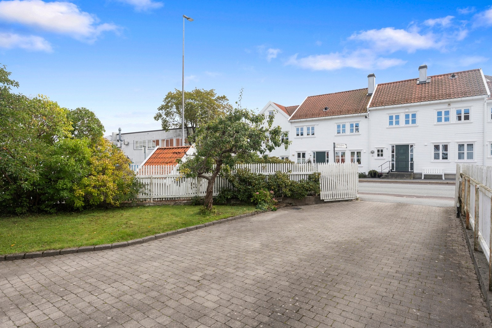 Det er gode parkeringsmuligheter i innkjørselen. Galleribilde