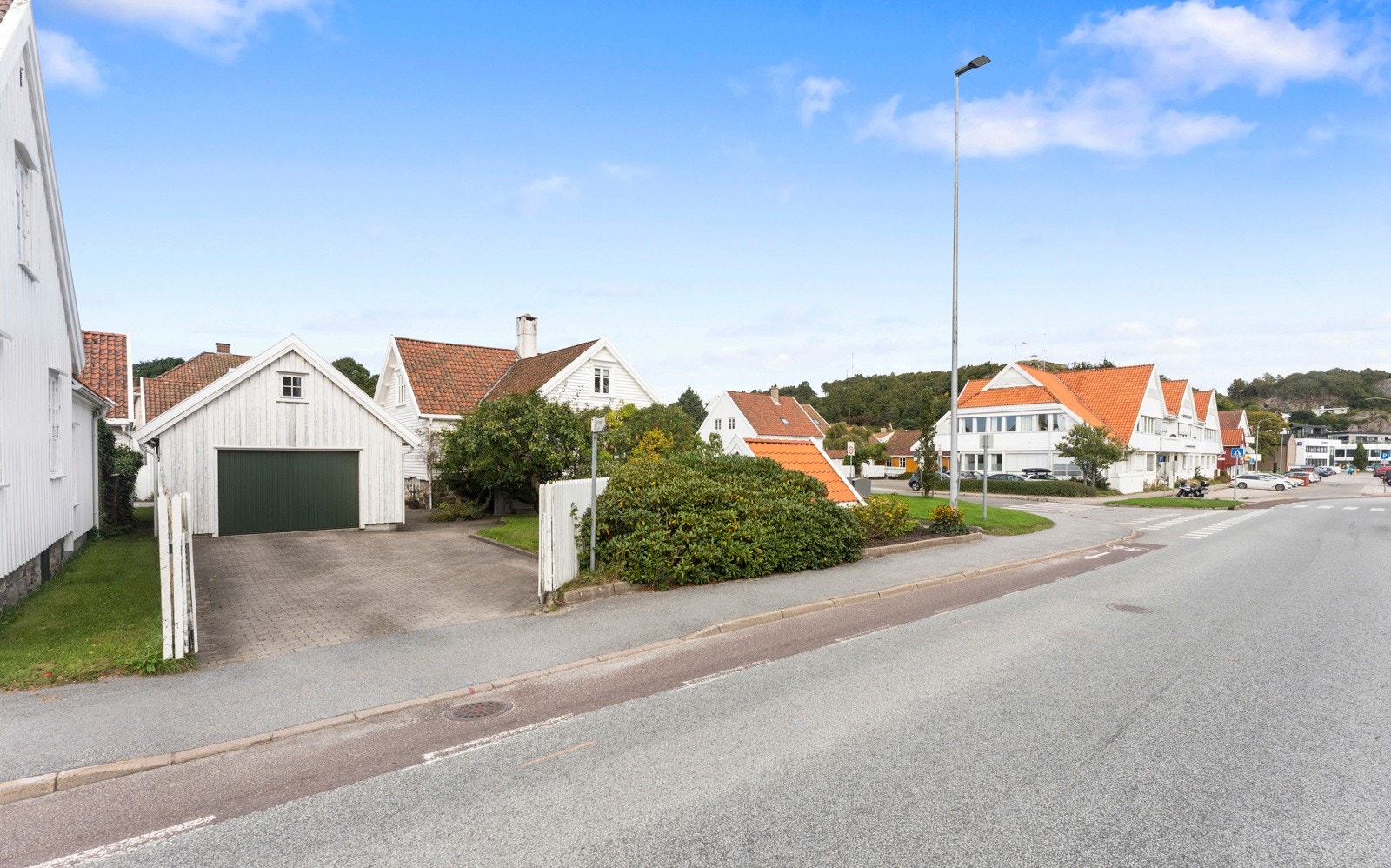 Romslig innkjørsel med belegningsstein. Galleribilde