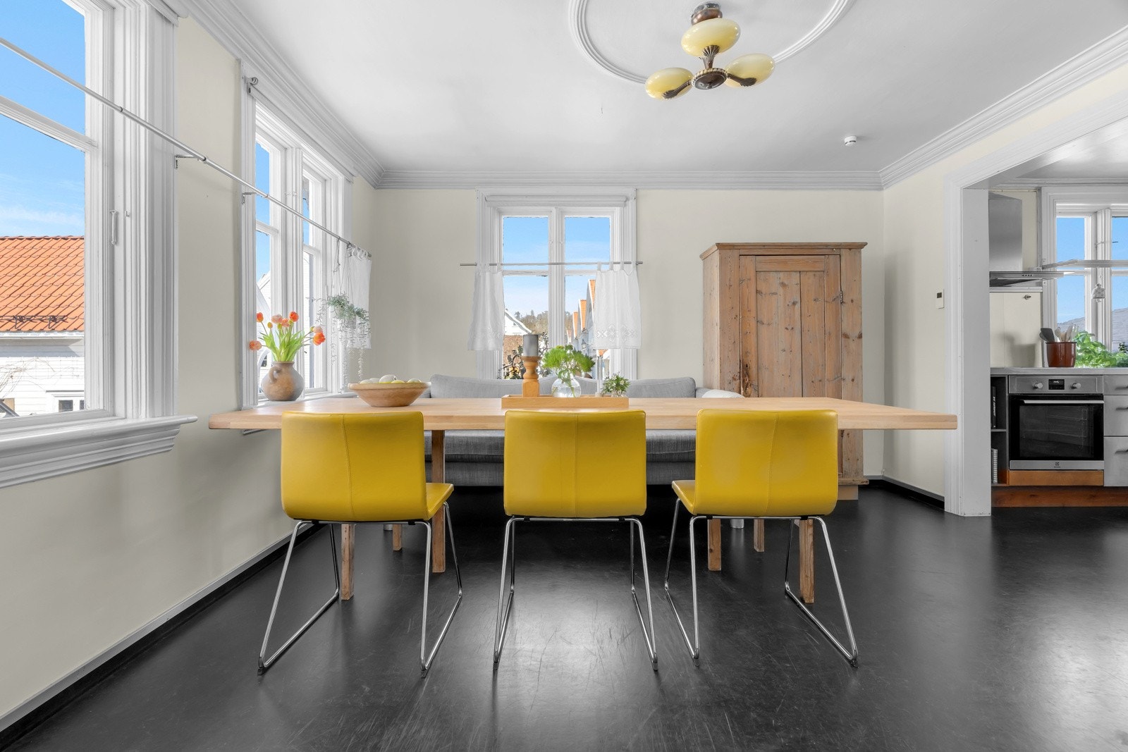 Fra spisestuen er det åpent inn til kjøkkenet. Galleribilde