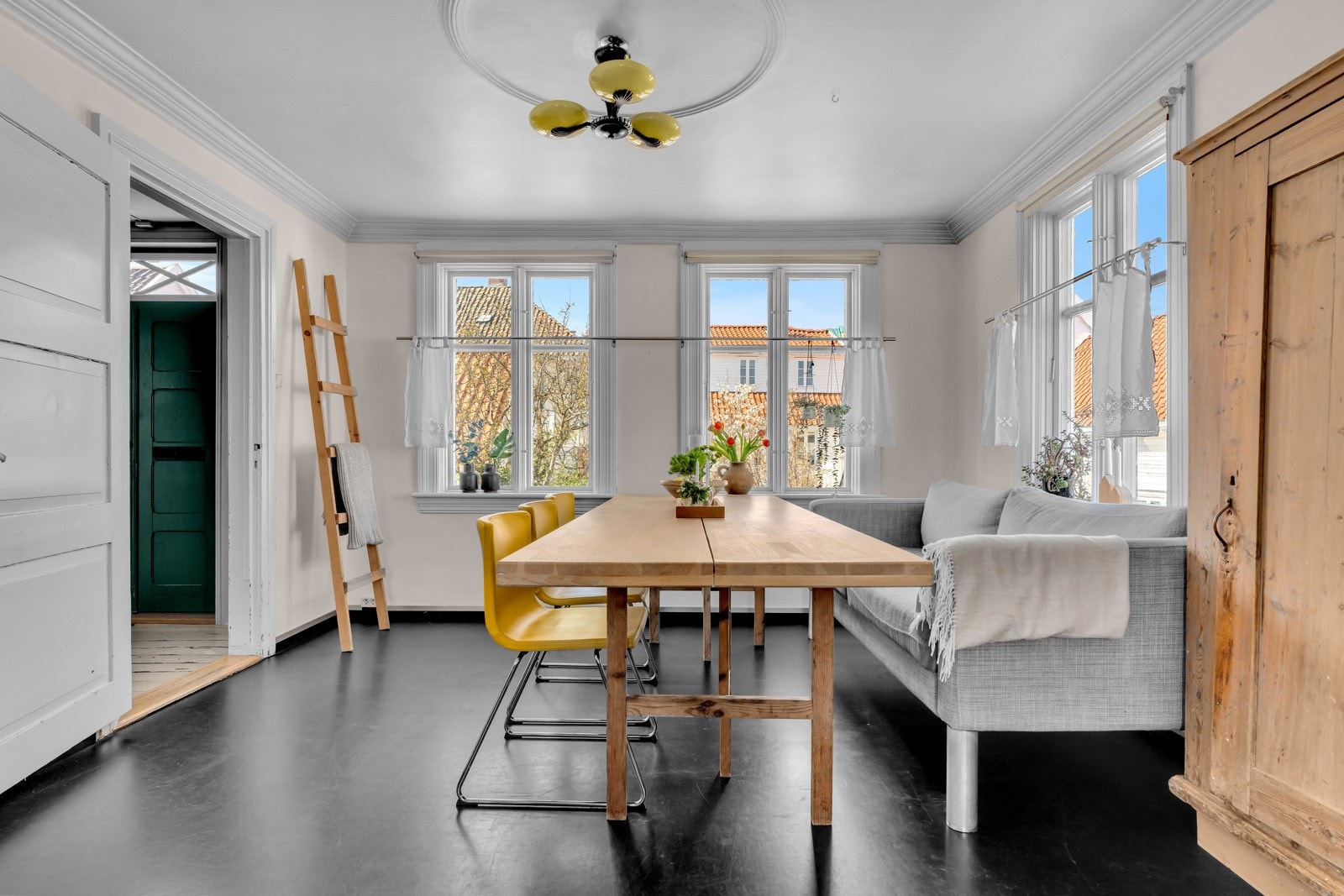 Spisestuen er av en bra størrelse med god plass til langbord. Galleribilde