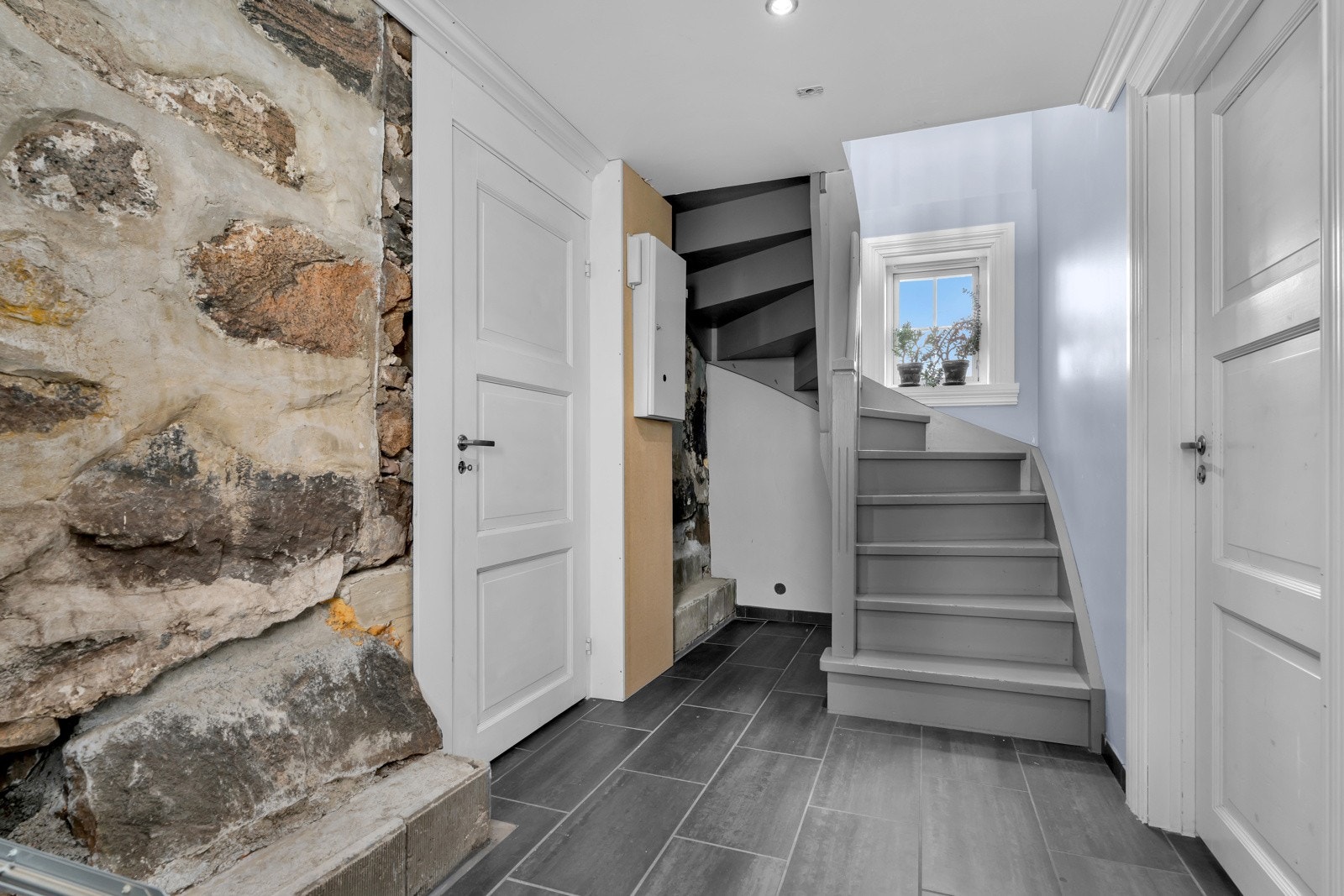 Underetasjen består av gang, bod, kontor, kjellerrom, kjellerstue med hybelkjøkken (ikke byggemeldt) og bad (ikke byggemeldt). Galleribilde