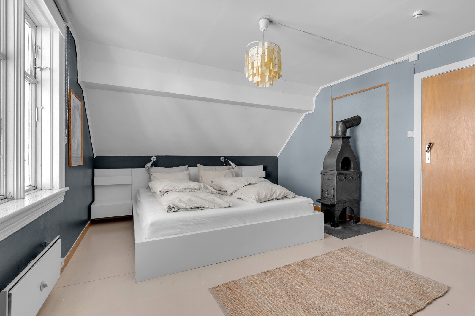 Hovedsoverommet er stort med god plass til dobbeltseng. Galleribilde