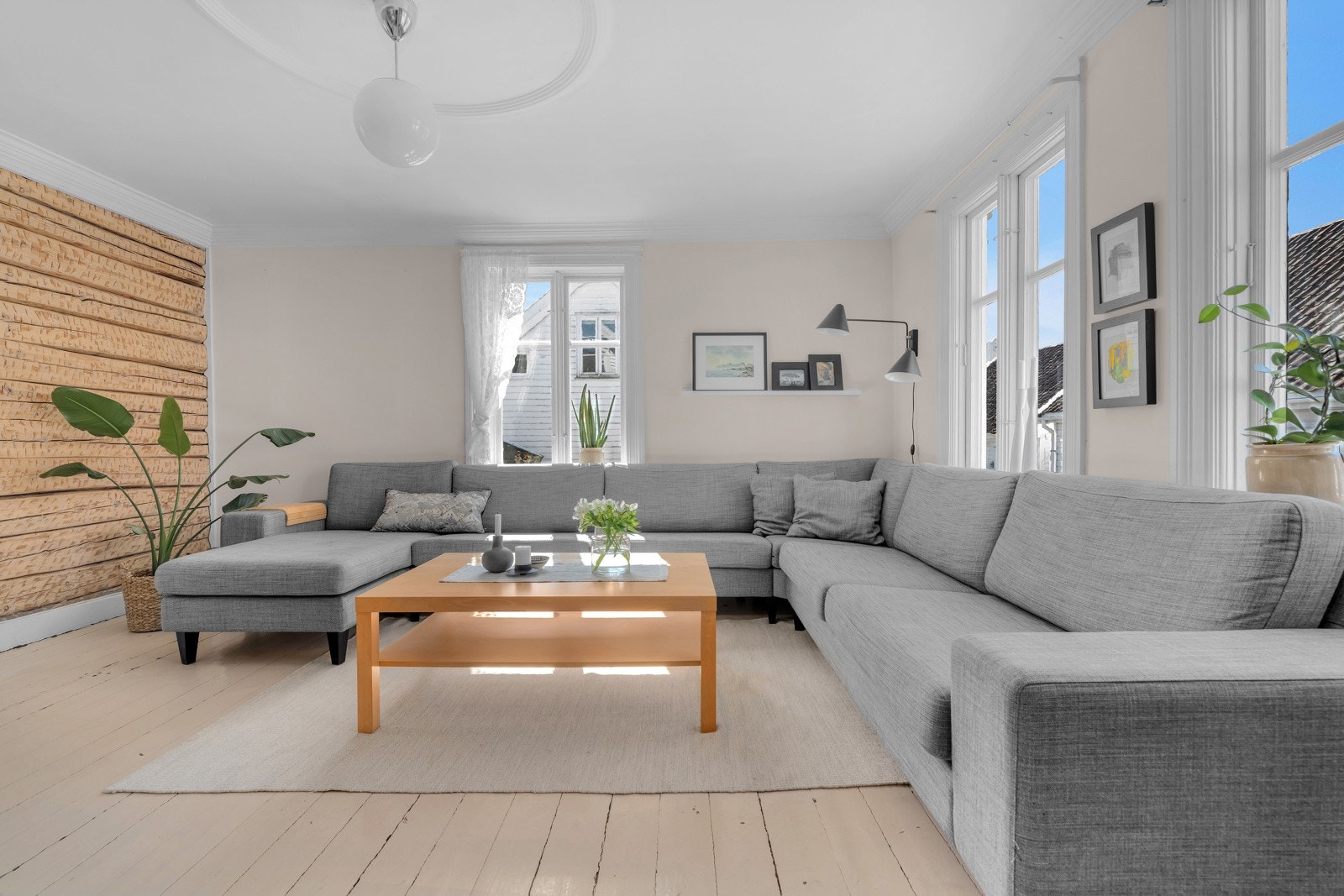Stuen er lys og innbydende med original stokkevegg som gir rommet et rustikt preg. Galleribilde