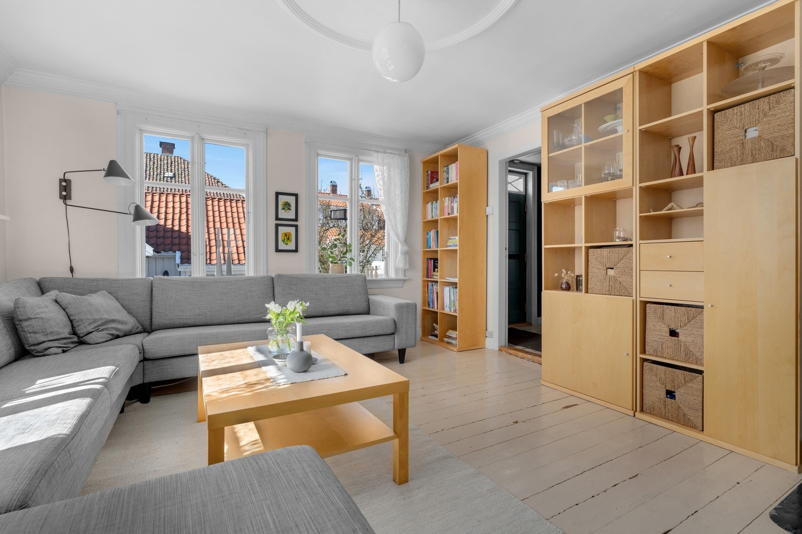 Fra hovedentrèen er det også adkomst til stuen. Galleribilde