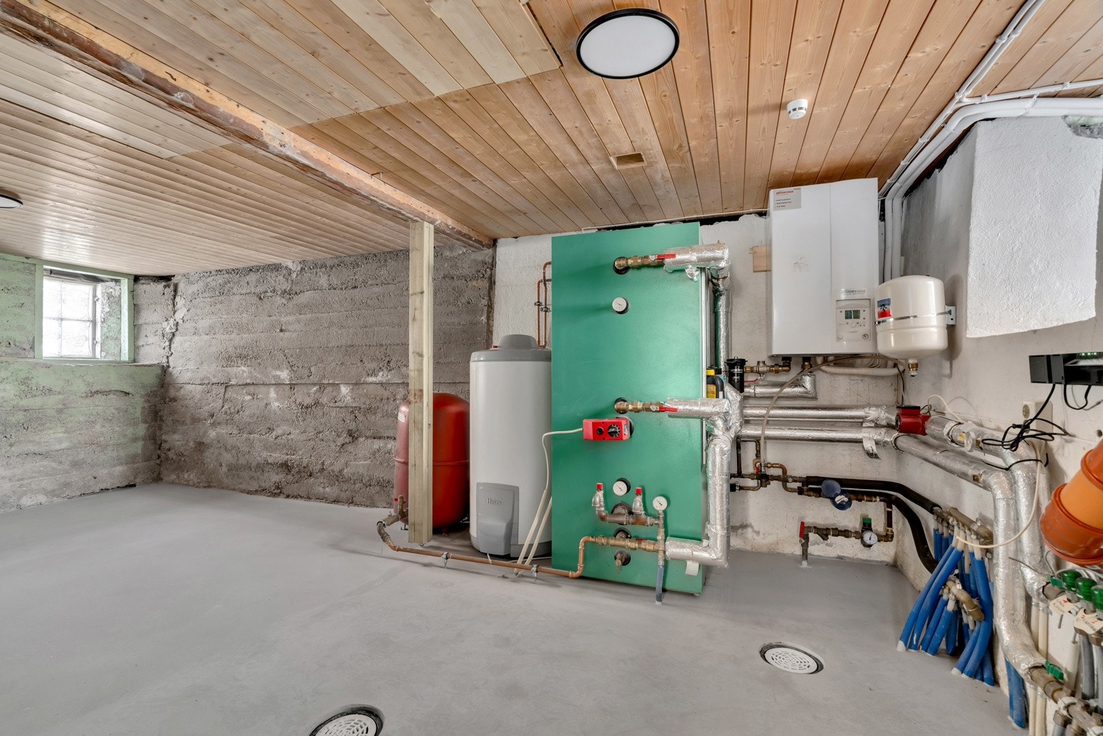 Boligen har vannbåren gulvvarme i hele hovedetasjen og i underetasjen/kjeller (utenom bod og kjellerrom). Gulvvarmen er tilkoblet varmepumpe luft til vann. Galleribilde