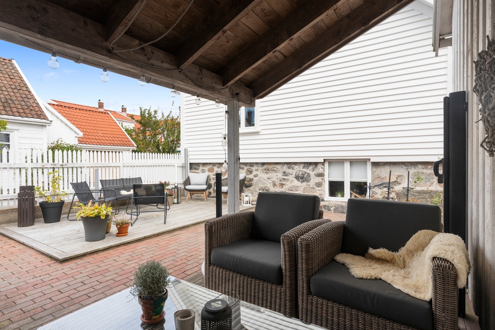 Eiendommen har flere treplattinger hvor det er plass til utemøbler. Galleribilde