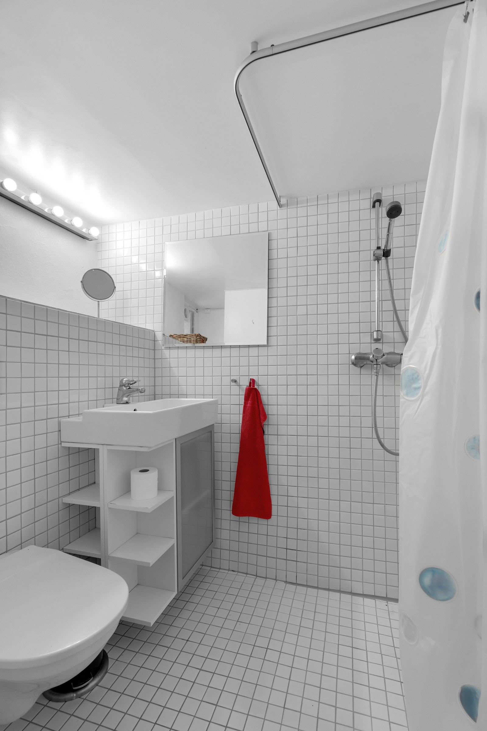 Bad med fliser på gulv og vegger. Rommet er innredet i senere tid og er ikke byggemeldt. Galleribilde