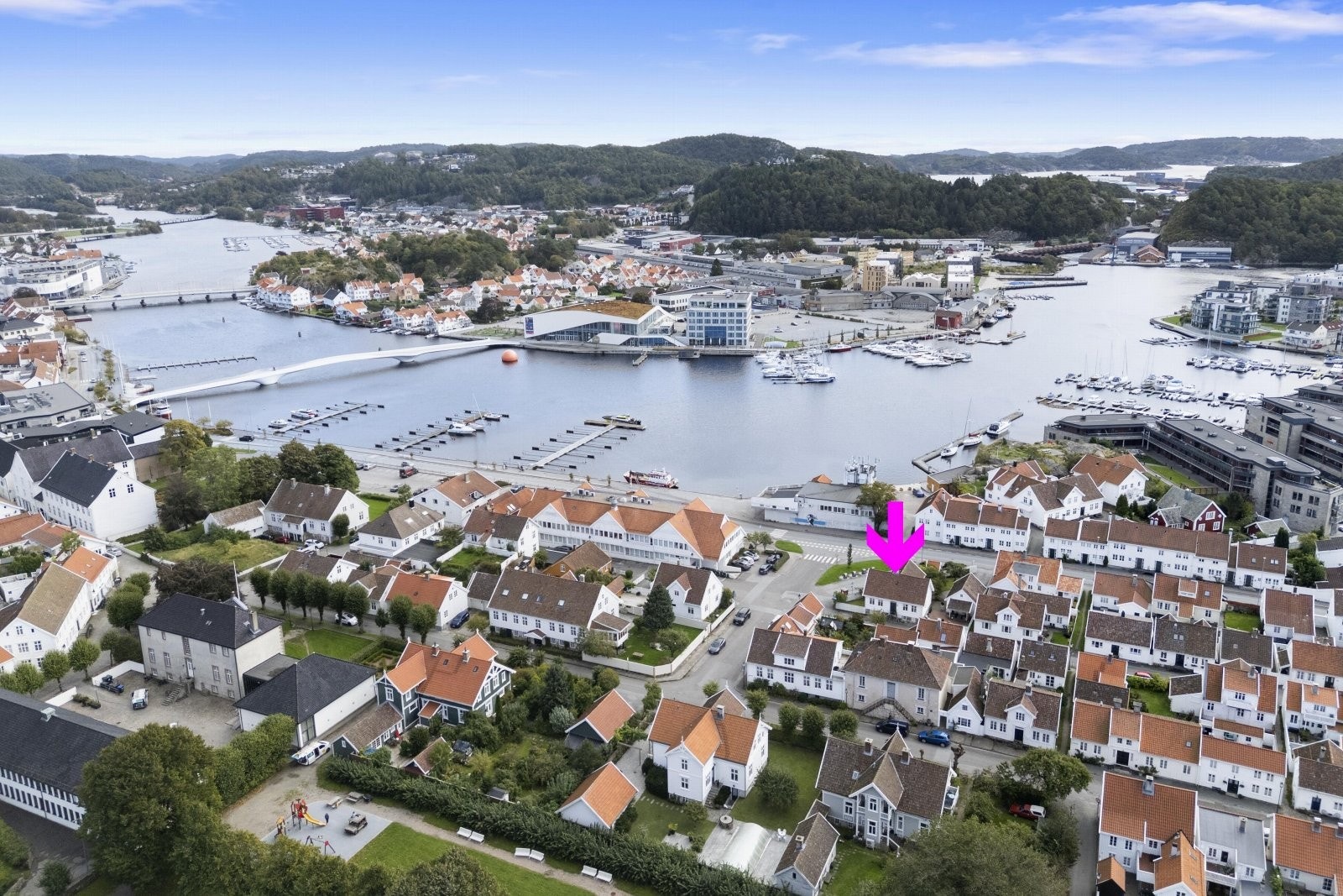 Boligen ligger svært sentralt med gåavstand til Mandal sentrums fasiliteter som bl.a. butikker, kafeer, restauranter, koselige gågater og Buen kulturhus. Galleribilde