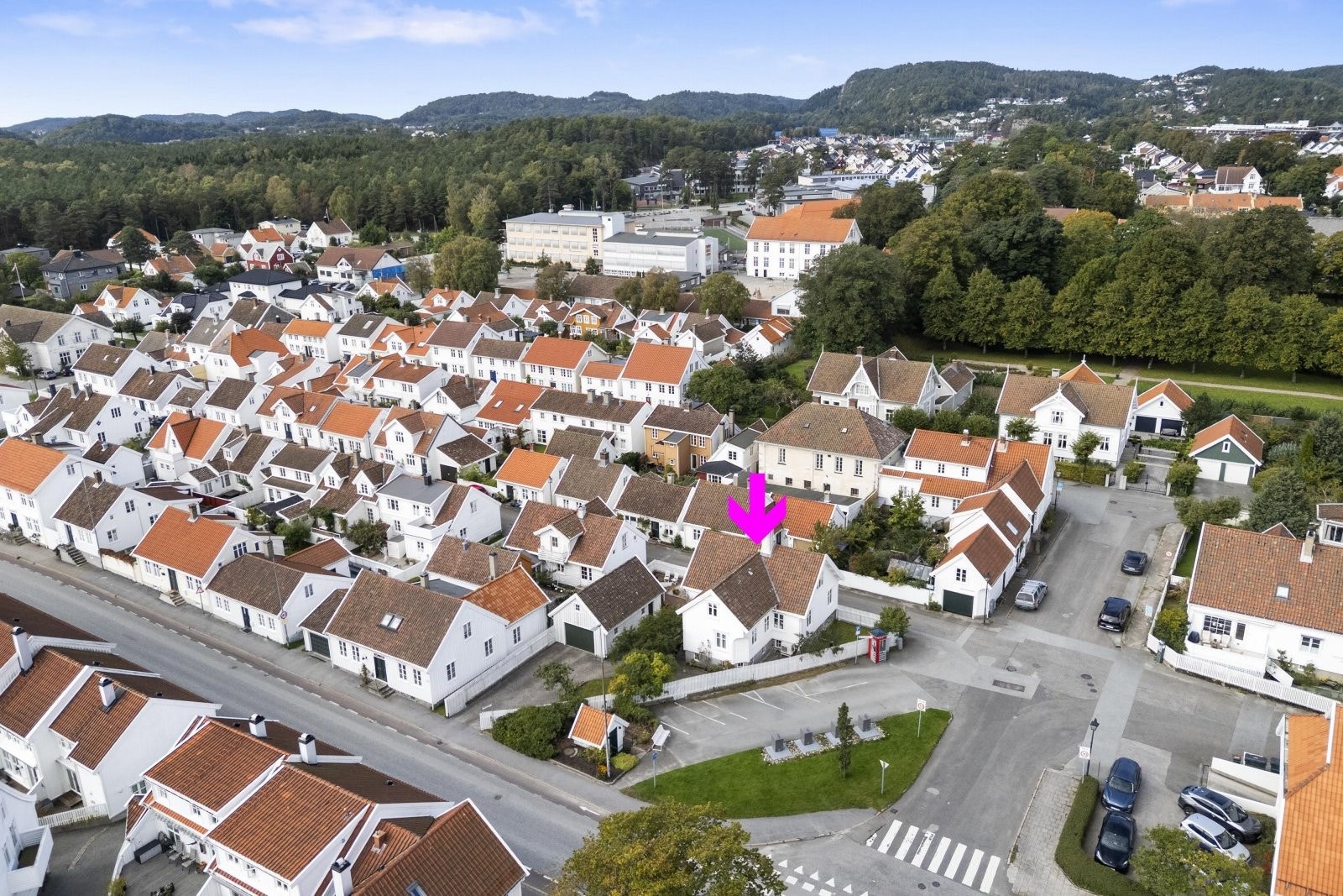 Det er også gåavstand til idrettsanlegg, barneskole, ungdomsskole og videregående skole. Galleribilde