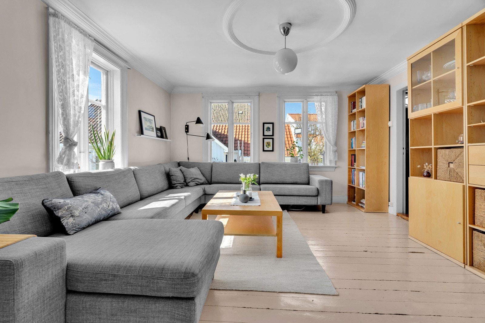 Stuen er lys og luftig med flere vindusflater. Galleribilde