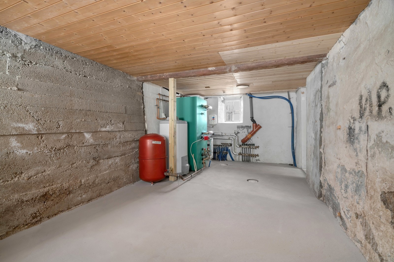 Kjellerrom til lagring og bortsetting. Galleribilde