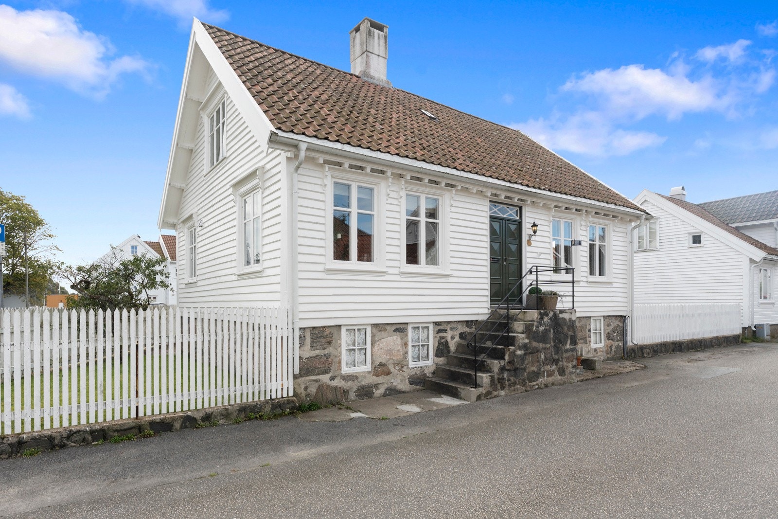Eneboligen er antatt oppført i 1843 med senere renoveringer og tilbygg fra 2003. Galleribilde