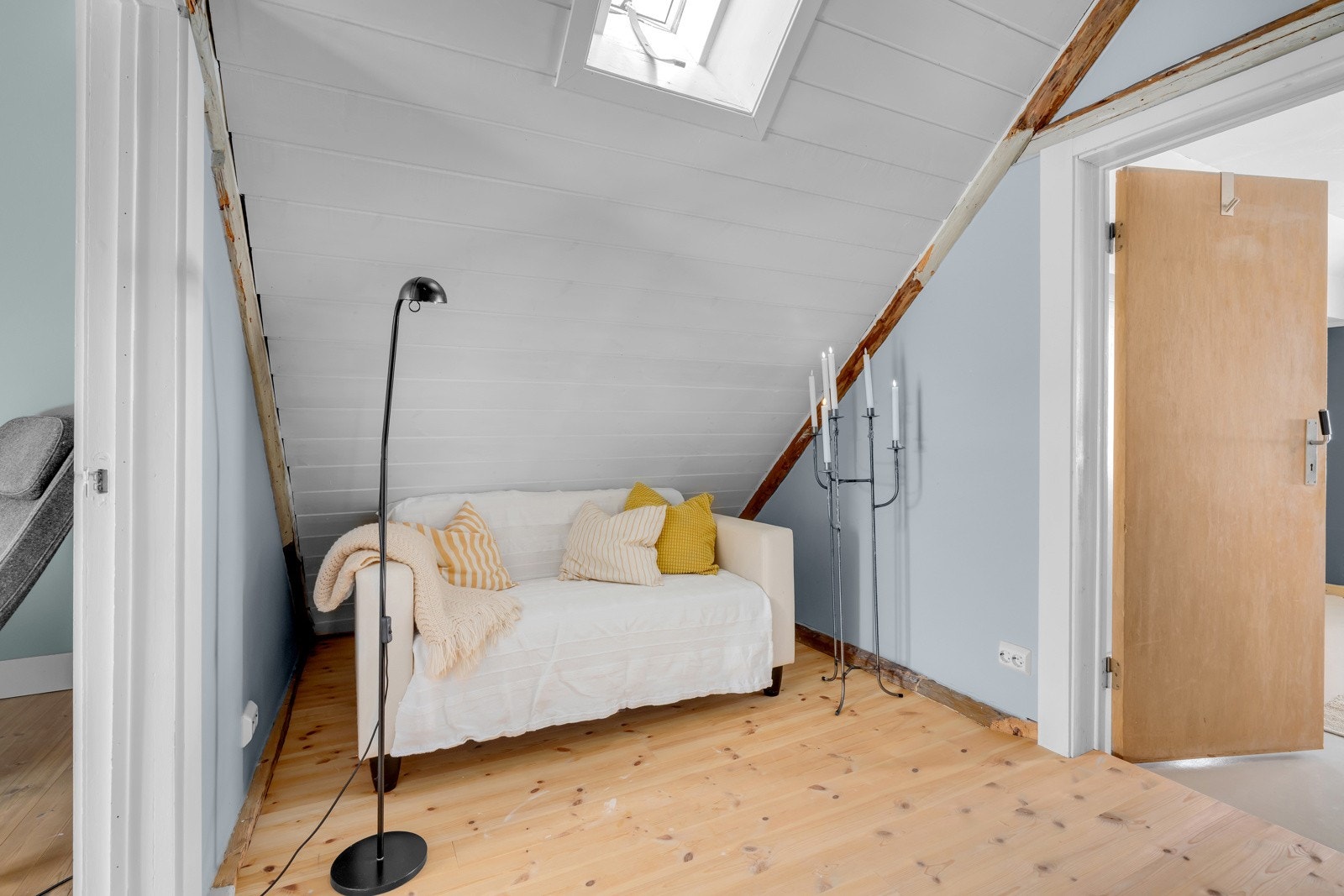 Loftsrom med plass til møblering og videre adkomst til hovedsoverom. Galleribilde