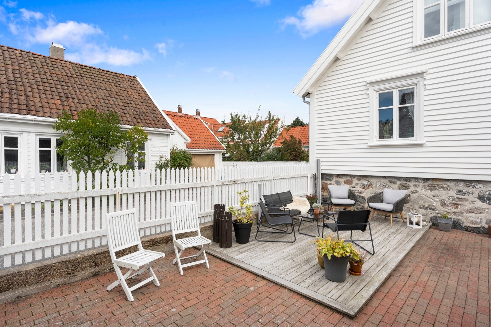Det er gode solforhold i bakgården med ettermiddagssol til sene kvelden sommerstid. Galleribilde