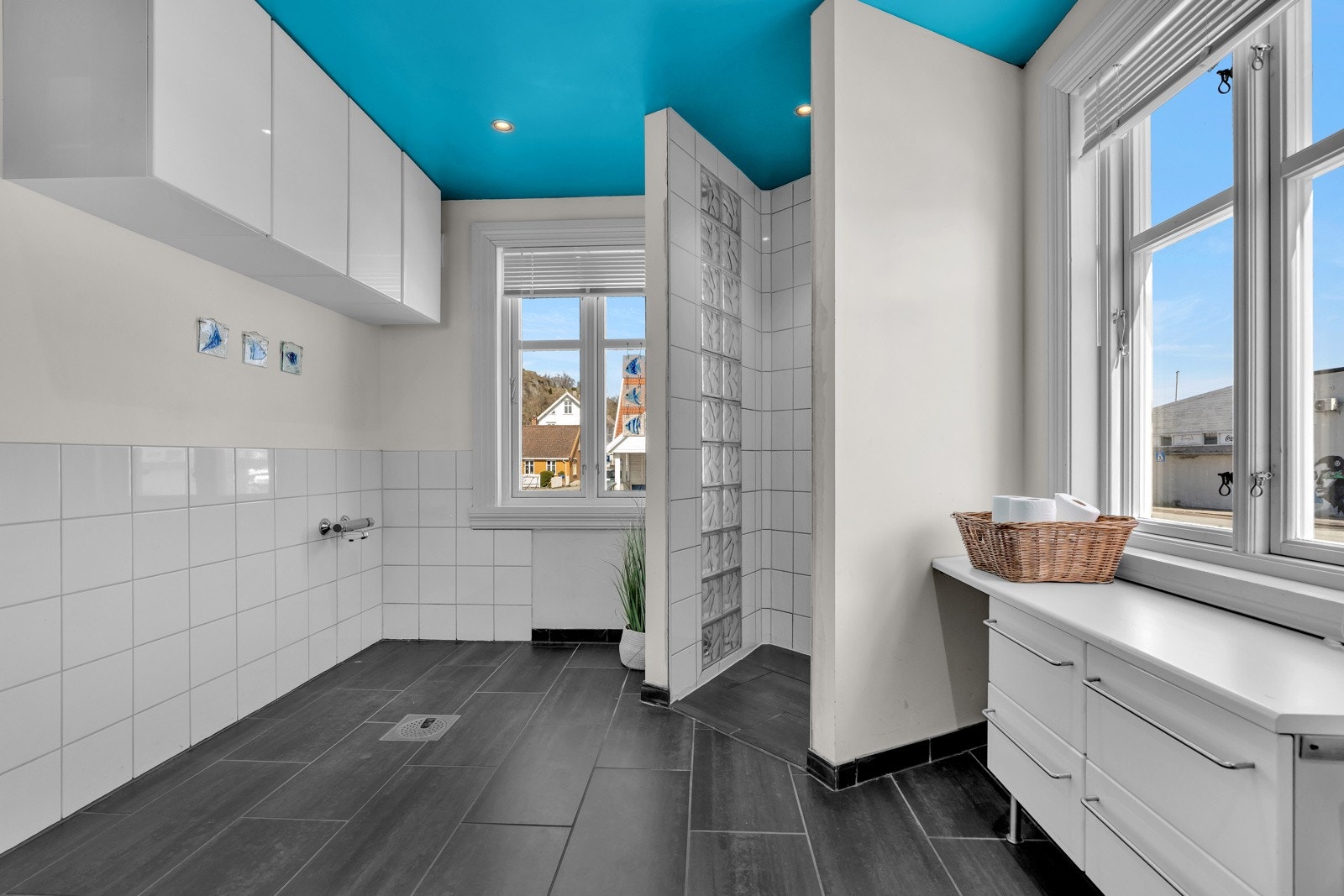 Badet har god innredning, dusjhjørne og muligheter til badekar. Galleribilde