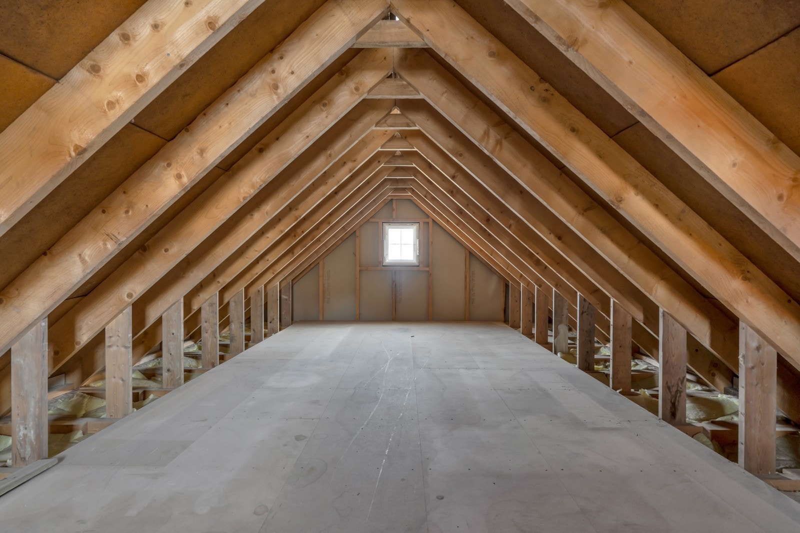 Praktisk loft til lagring og bortsetting. Galleribilde