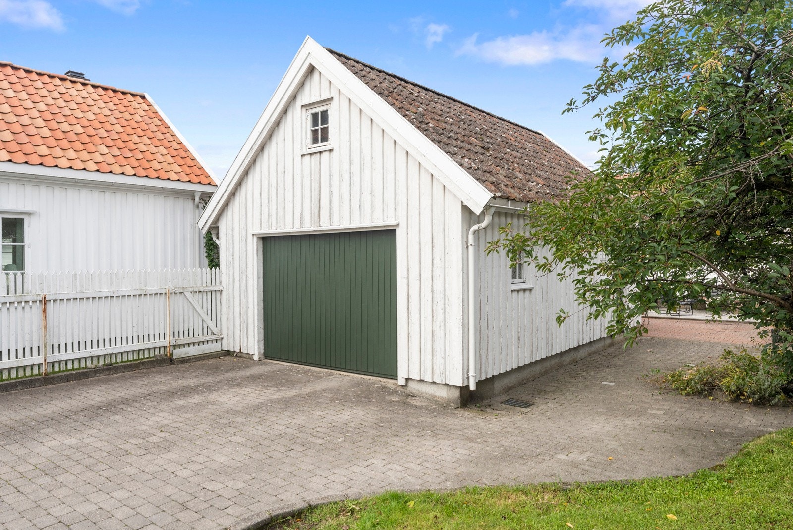 Eiendommen har garasje med bortsettingsloft oppført i 1998. Galleribilde