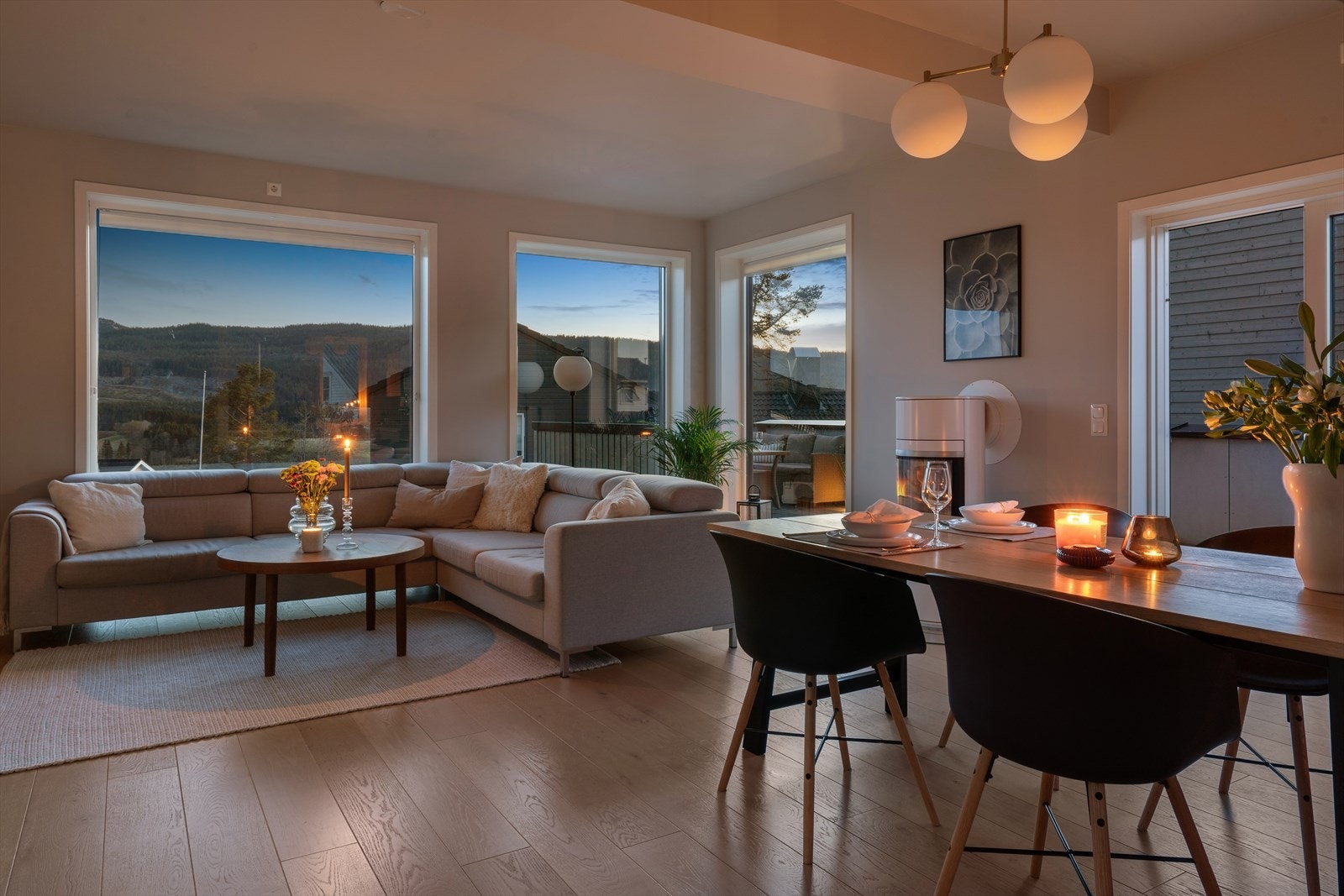 Stuen byr på god plass til både sofakrok og spisebord. Galleribilde