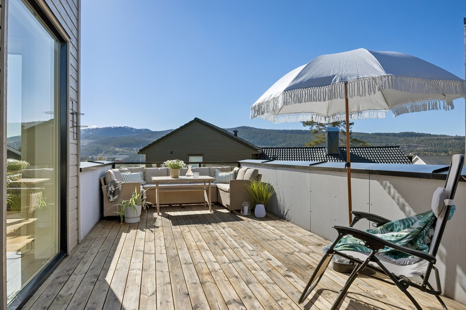Fra stuen har man utgang til en herlig takterrasse på 28m². Galleribilde