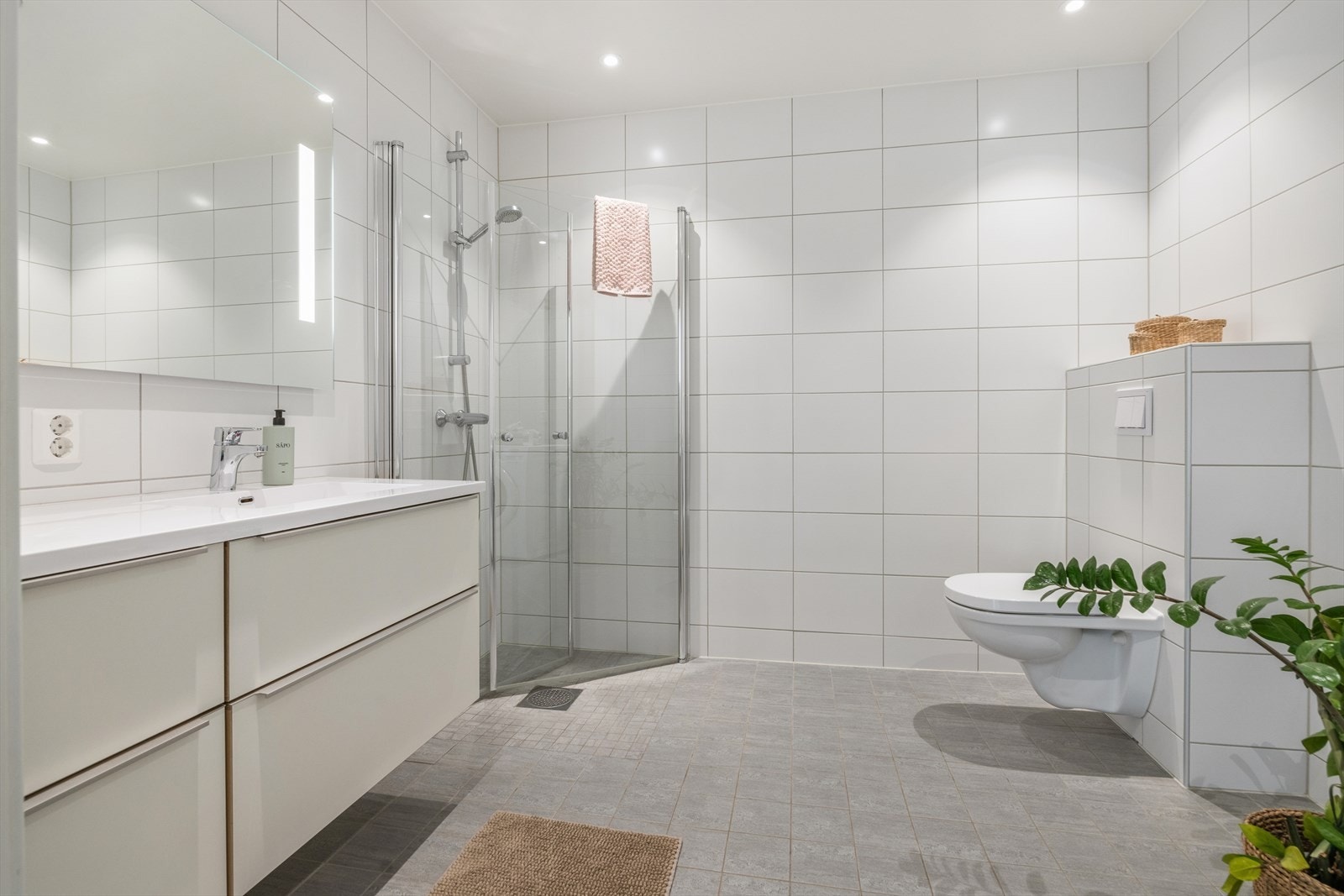 Pent flislagt baderom på 6,7m². Galleribilde