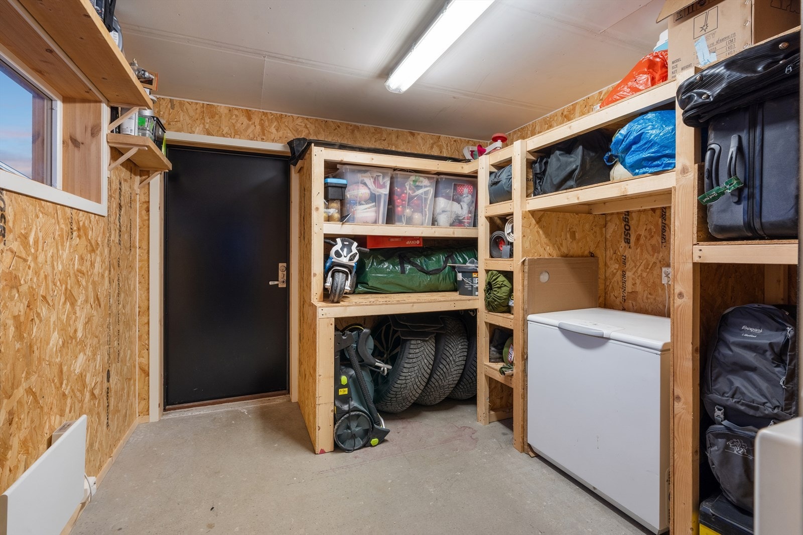 Romslig og isolert bod på 9,4m² i tilknytning til garasje. Galleribilde