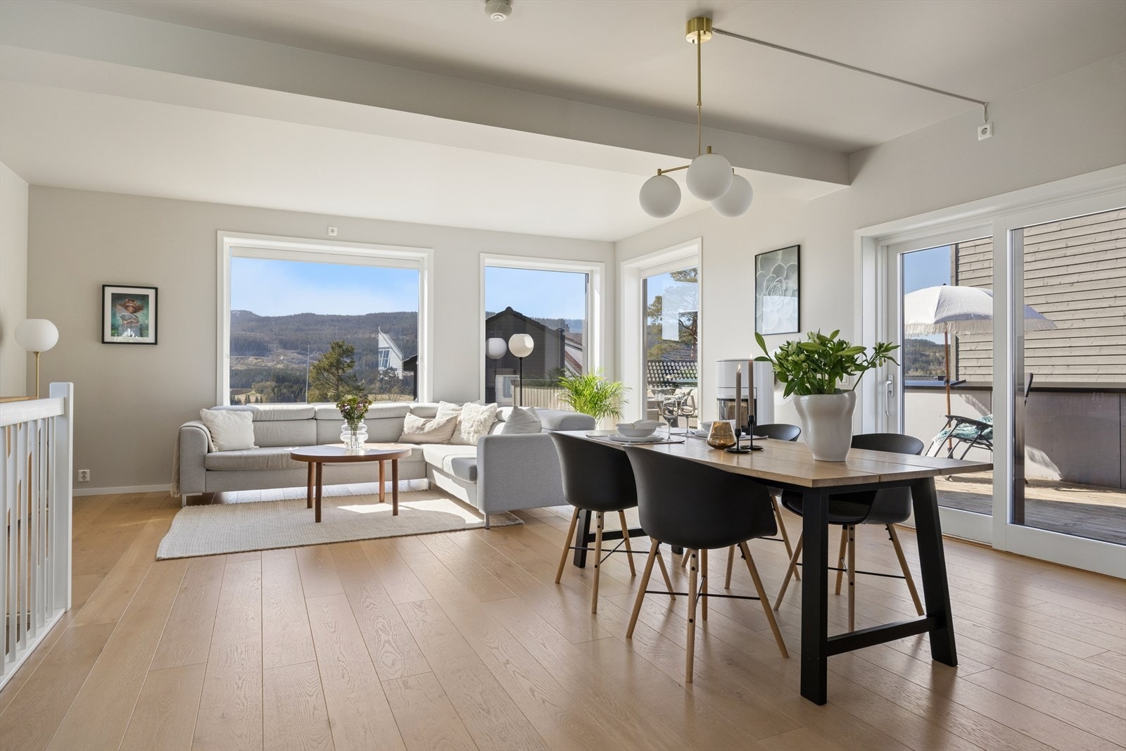 Velkommen opp til den sosiale delen i boligen, nemlig den åpne stue- og kjøkkenløsningen på 47m². Galleribilde