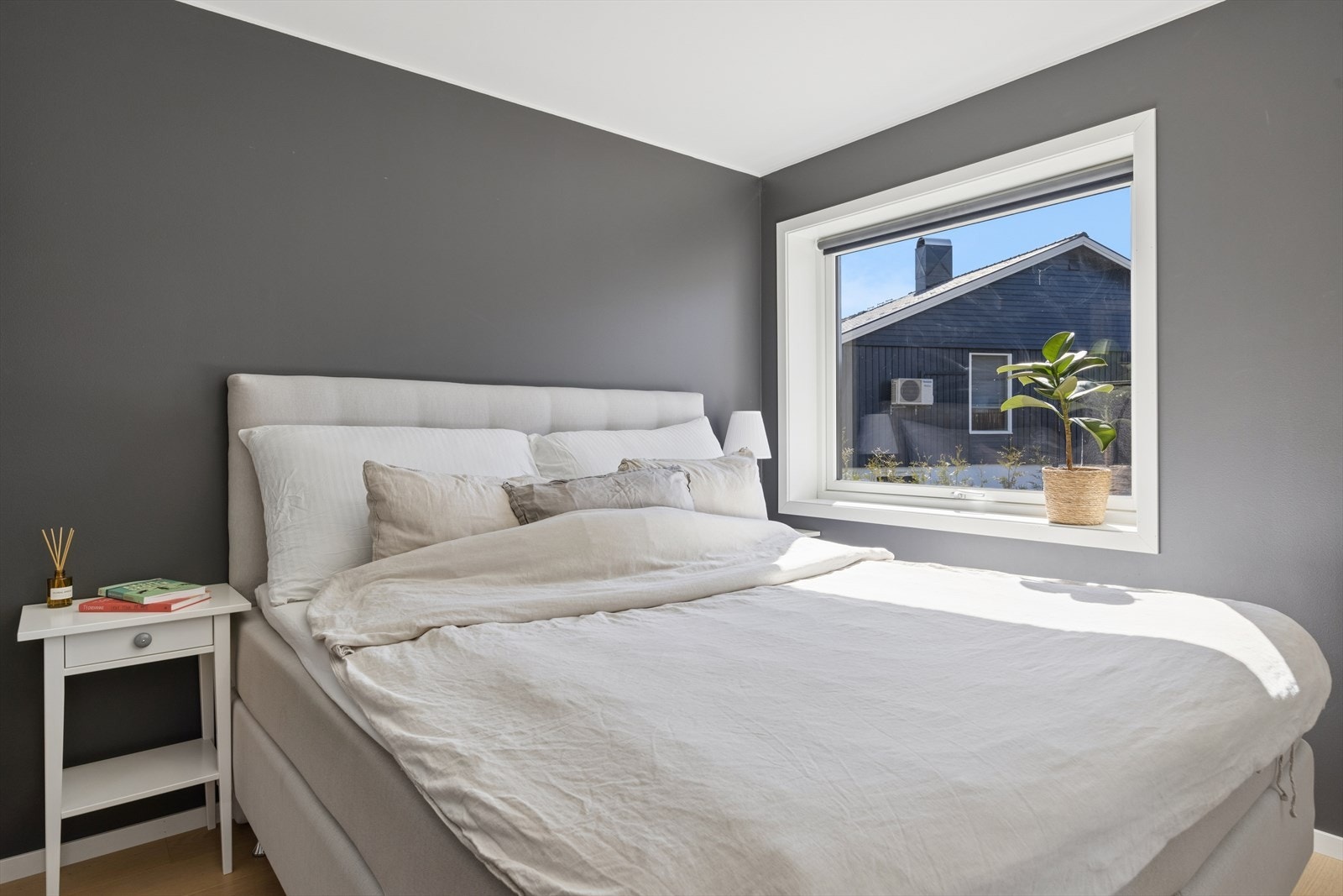 Hovedsoverommet er på 11,4m² og byr på god plass til dobbeltseng og nattbord. Galleribilde