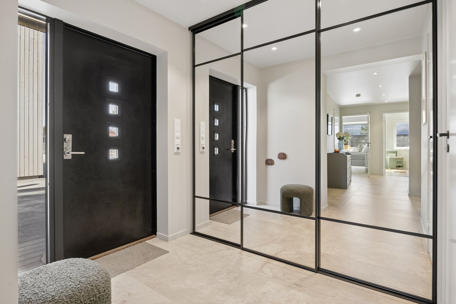 Velkommen inn! Lys og romslig entré på 5,7m² med direkte tilgang til innvendig bod på 2,4m². Galleribilde