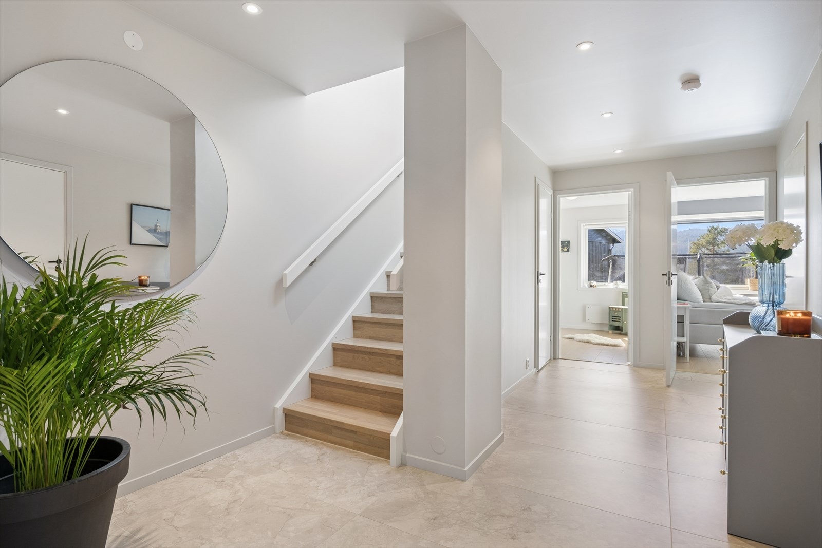 Videre kommer man til en gang på 14,5m². Entré og gang har gulvvarme og ble oppgradert med sammenhengende 60x120 flis på gulv i 2024. Galleribilde