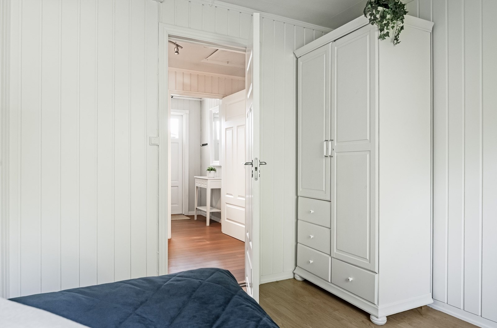 Her har du også garderobeskap og god plass. Galleribilde