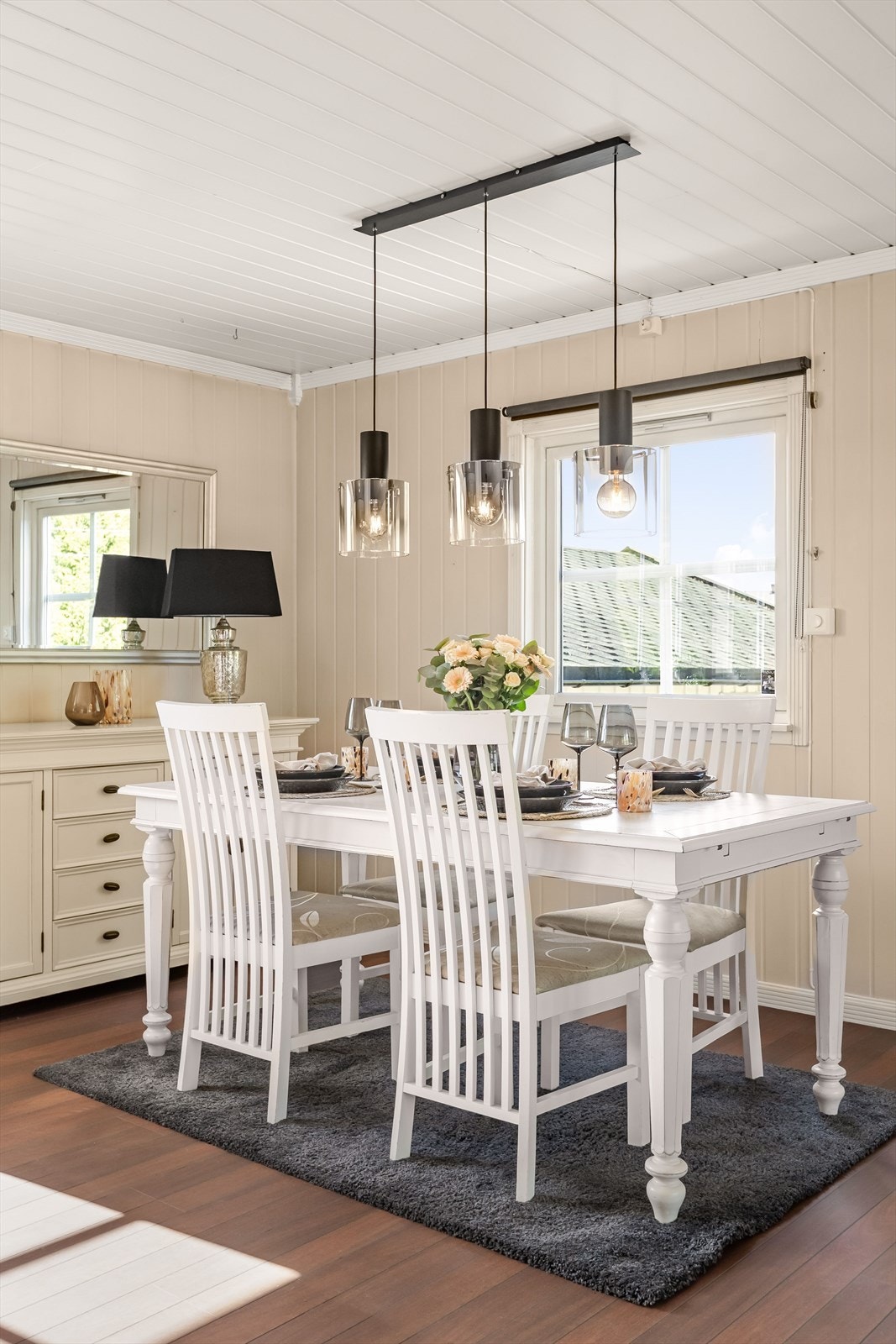 Det er god plass til spisebord med plass til storfamilien eller flere gjester. Galleribilde