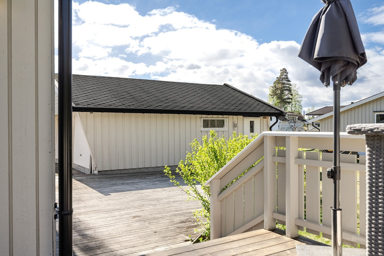 Stor og fin uteplass også med platting mellom boligen og garasjen. Her kan man bare nyte fine dager og kvelder. Galleribilde