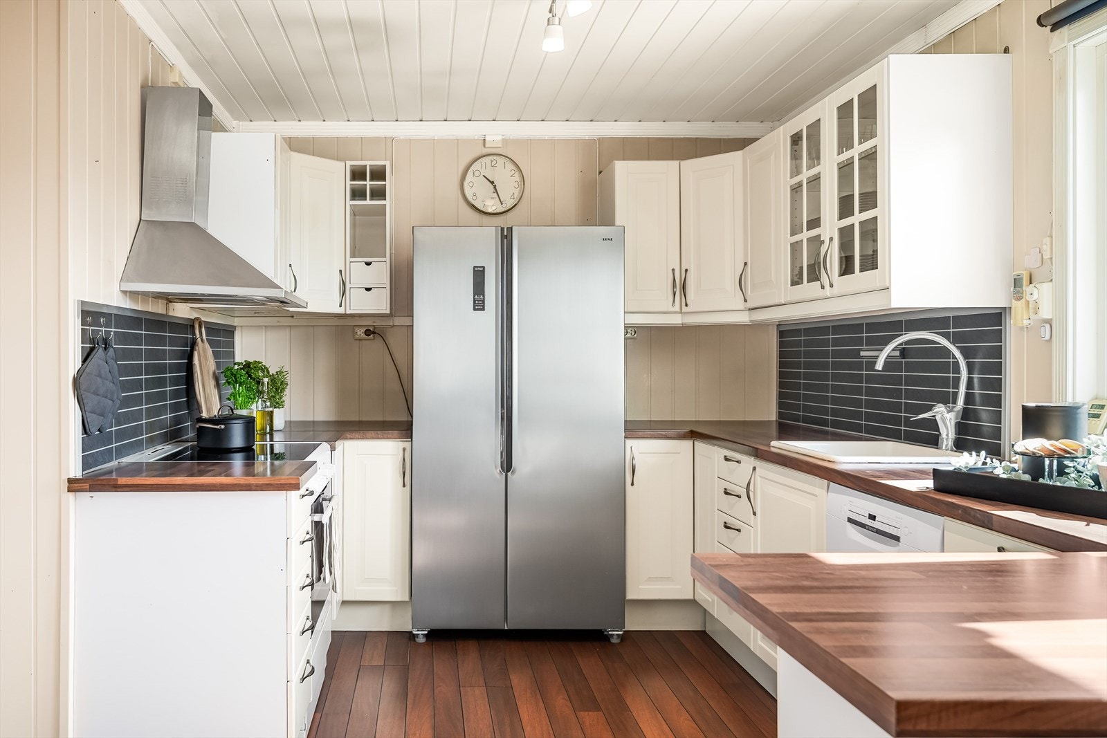Vasken er i porselen og det er kitchenboard i benkeryggen på to sider. Galleribilde