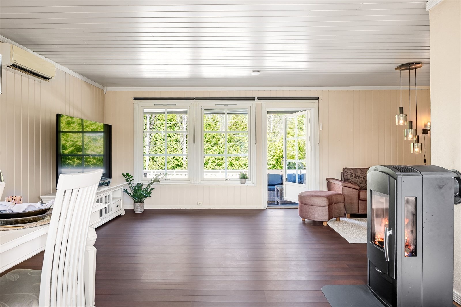 Fra stuen er det utgang til den fine uteplassen med terrasse, platting og direkte adkomst til hagen. Galleribilde