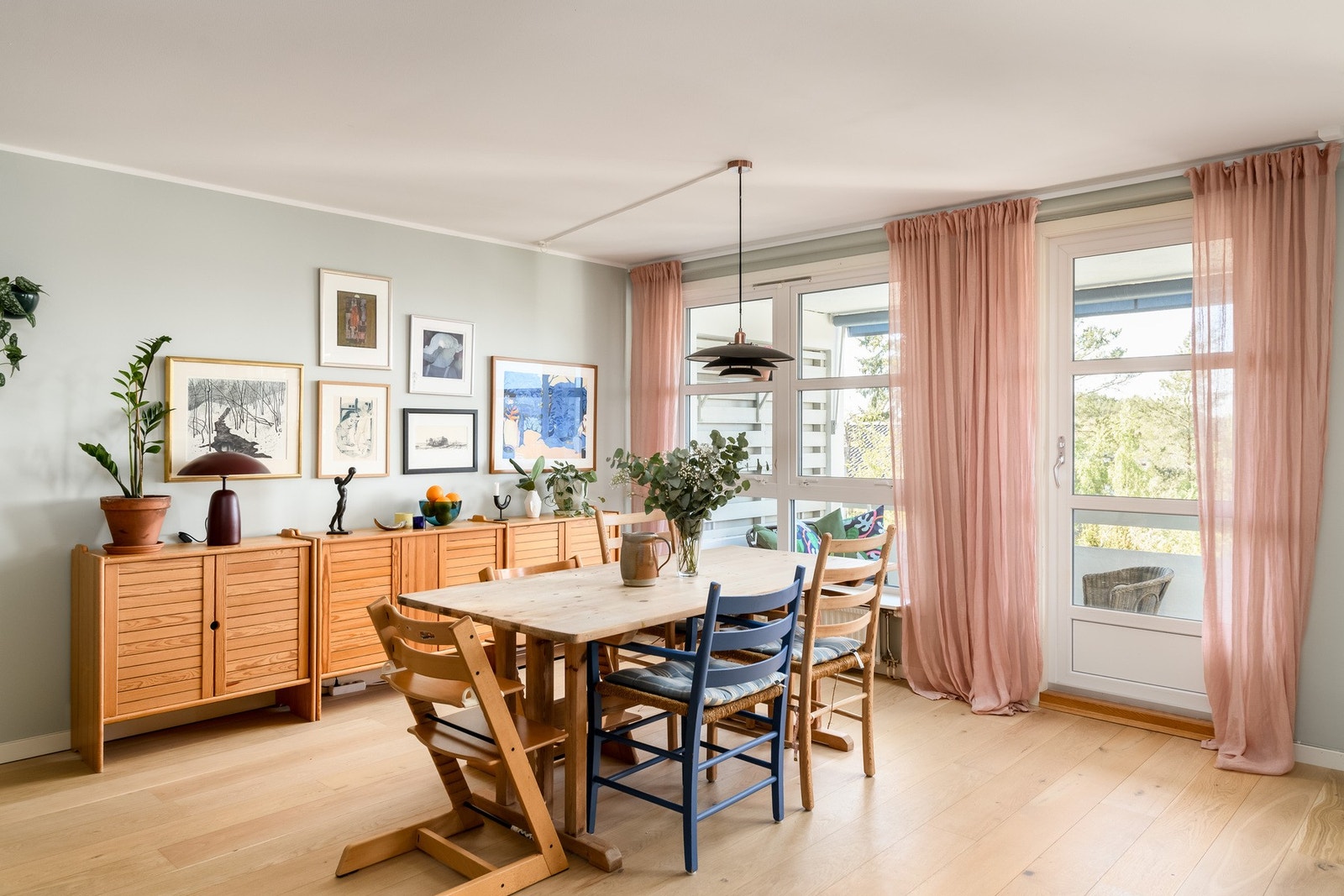 Fra stuen er det utgang til en solrik veranda på ca. 8 kvm med overbygg og markise. Galleribilde