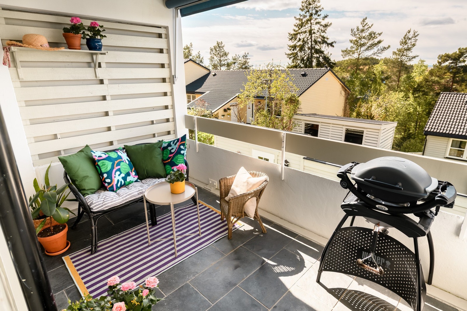 Verandaen utenfor stuen er ca. 8 kvm med overbygg, flislagt dekke og solskjerming fra markise. Galleribilde