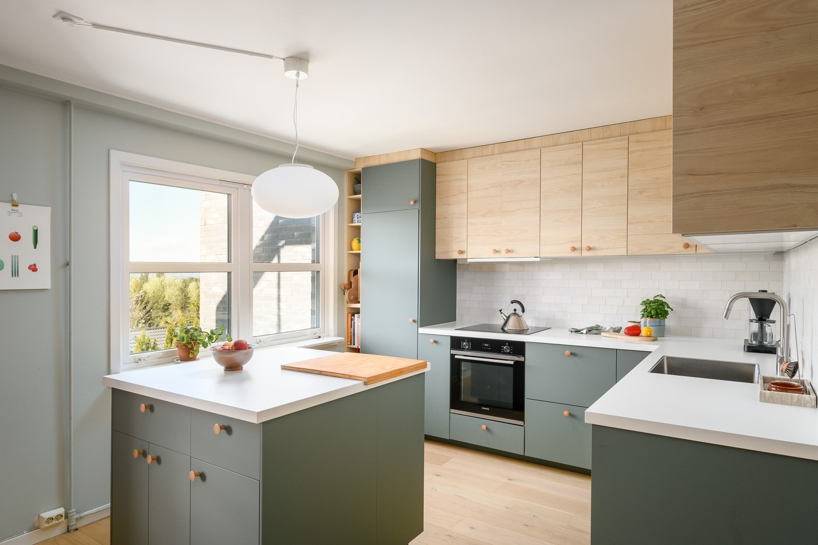 Kjøkkenet er holdt i et stilrent design og byr på god benke- og oppbevaringsplass. Galleribilde