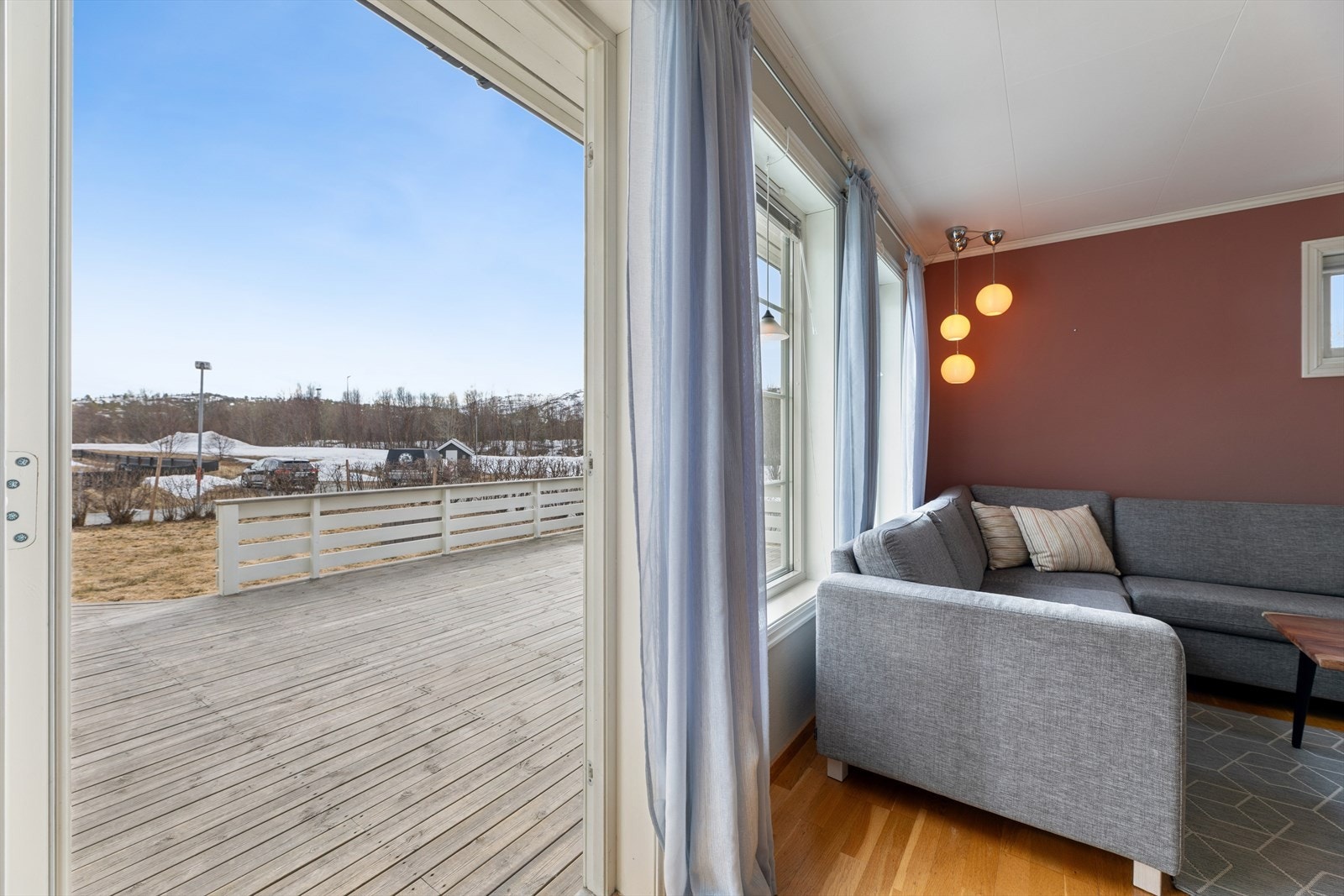 Fra stuen er det direkte utgang til en av de store terrassene i impregnert materiale. Galleribilde
