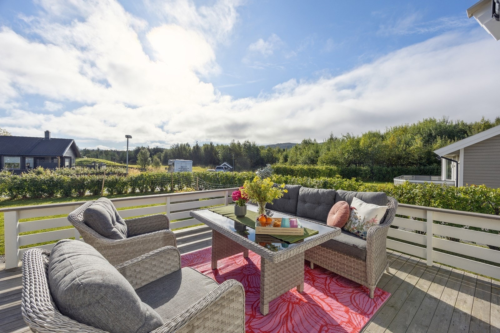 Eiendommen har totalt 47 m² med terrasseareal (se pkt. ferdigattest), samt en koselig hage. Galleribilde