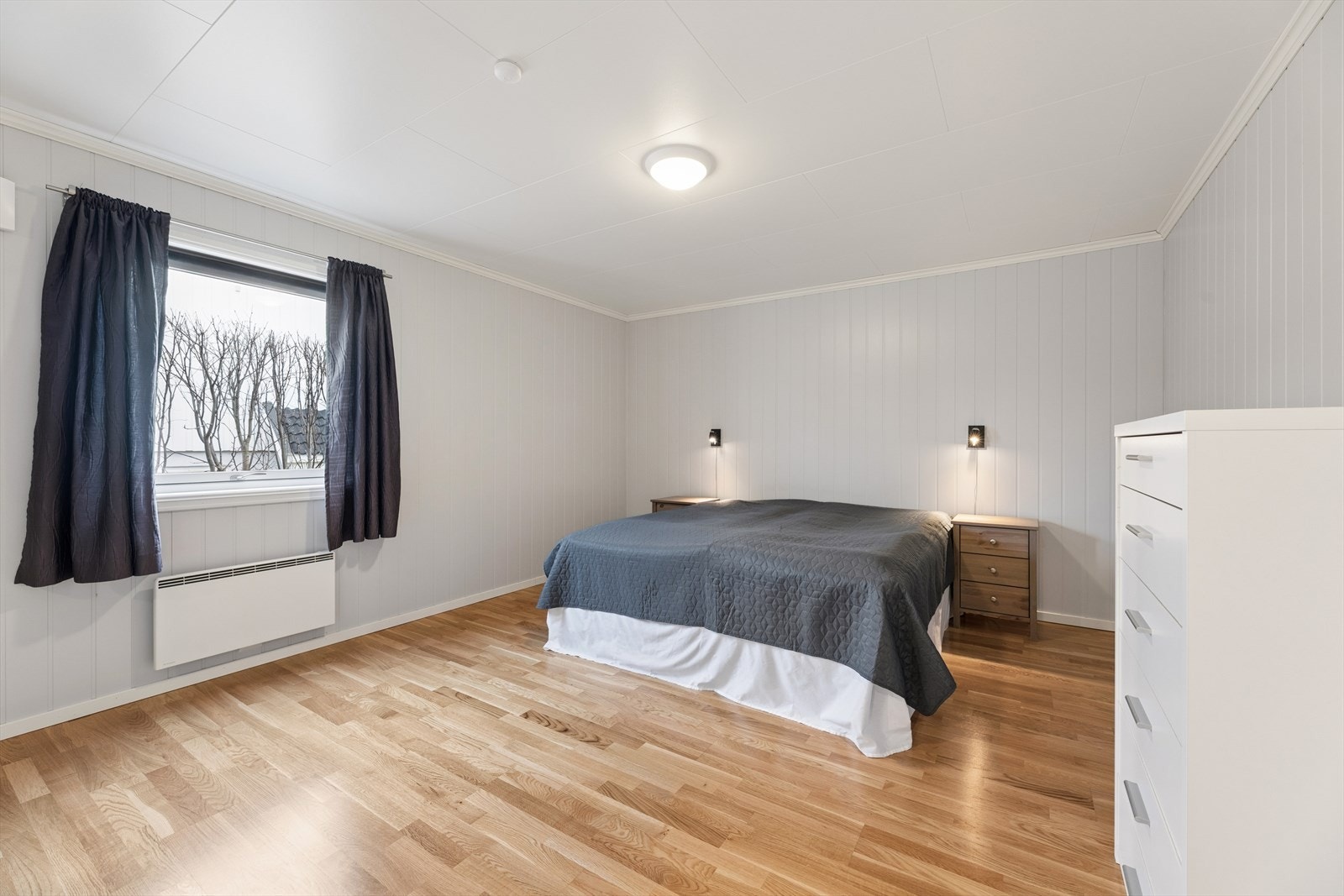 Boligen har tre soverom. Hovedsoverommet er romslig med god plass til dobbeltseng. Galleribilde